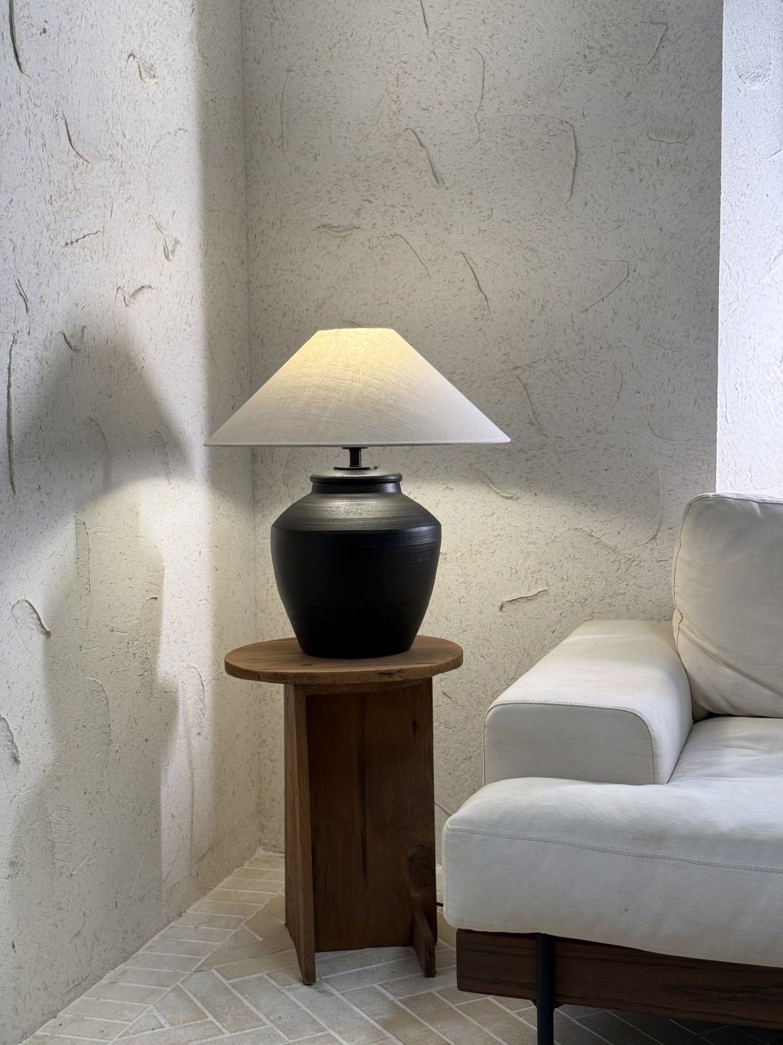 Rustic Black Ceramic Table Lamp - Vakkerlight