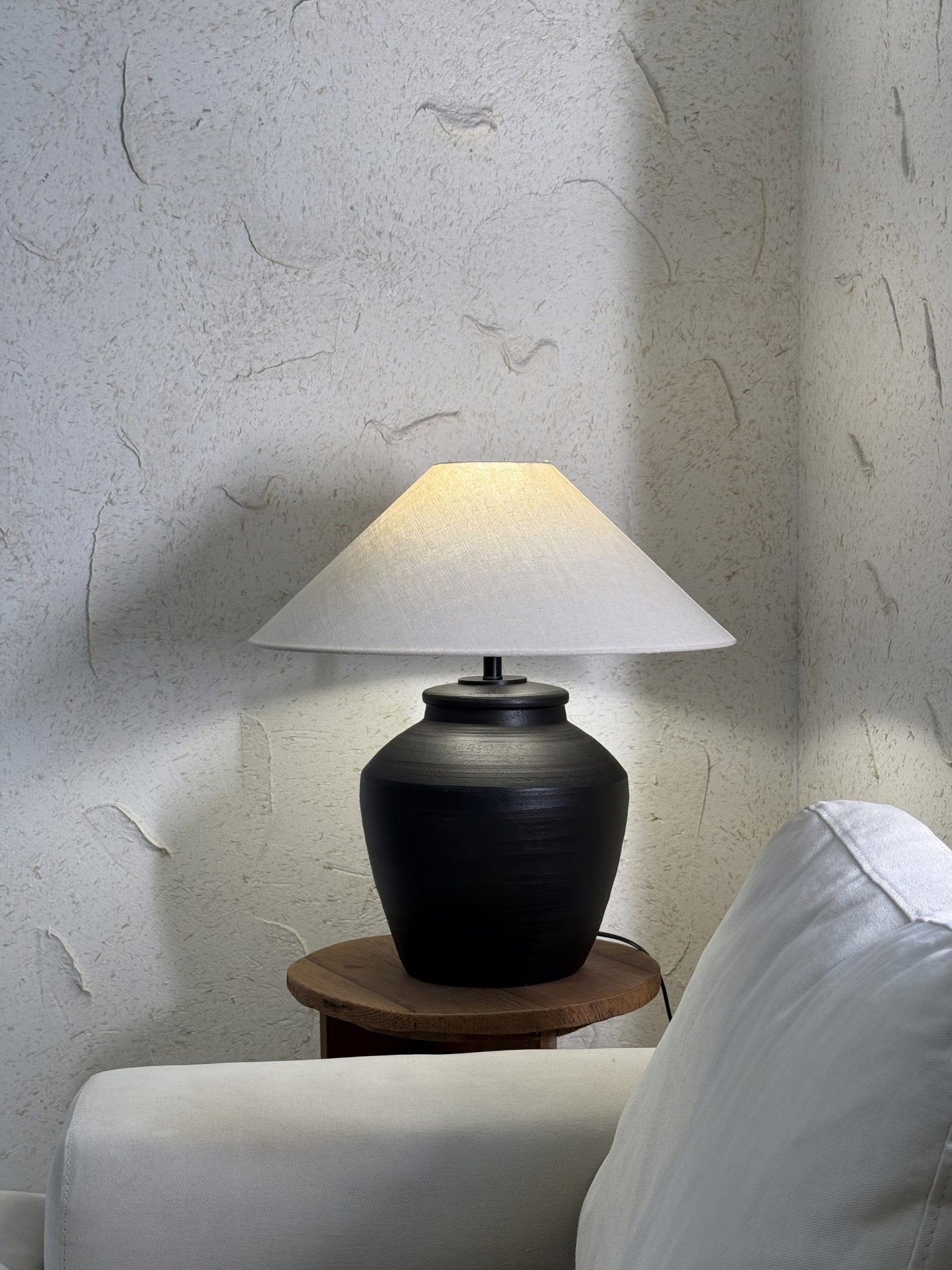 Rustic Black Ceramic Table Lamp - Vakkerlight