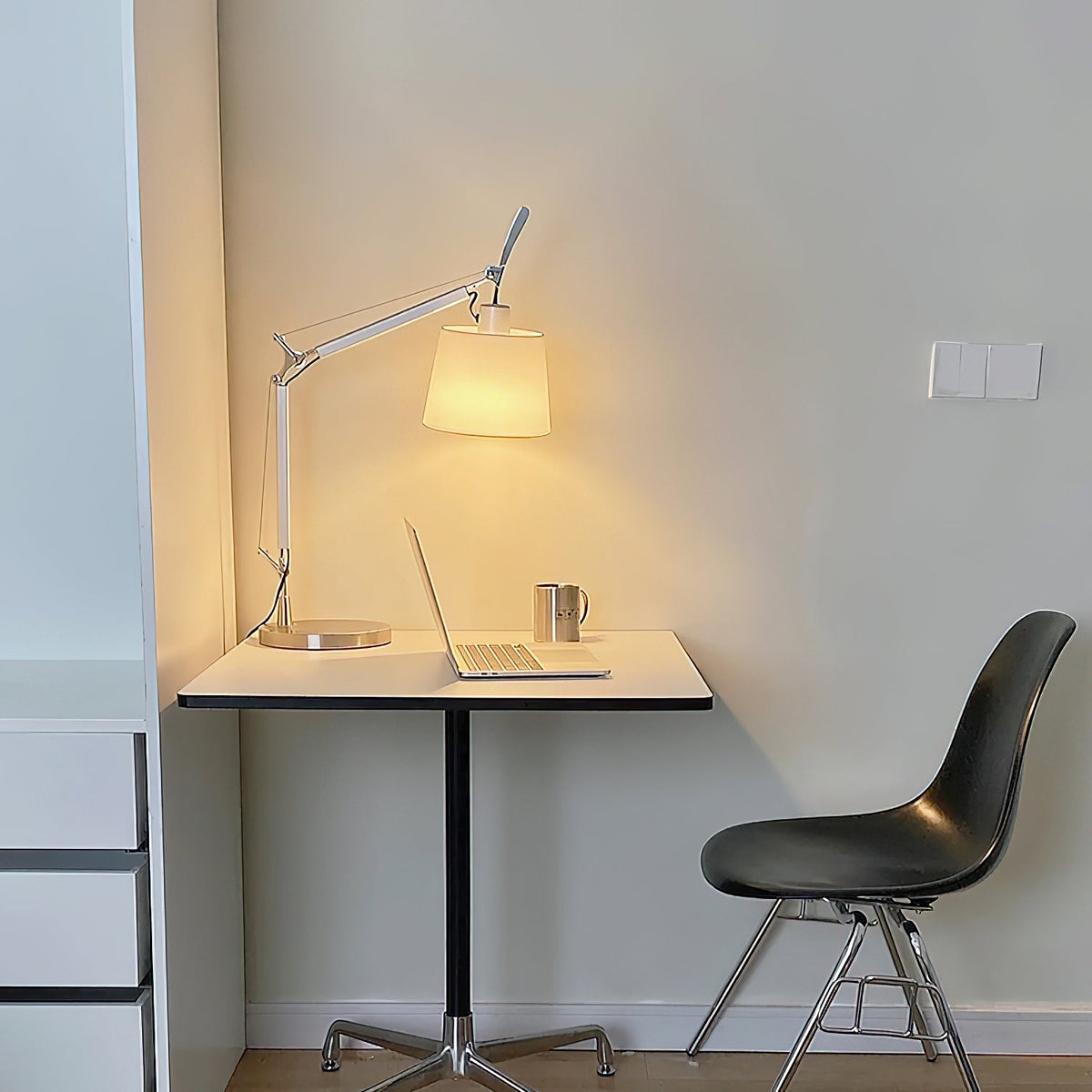 Vakker Limited Aluminum Articulating Table Lamp — Detail View 10