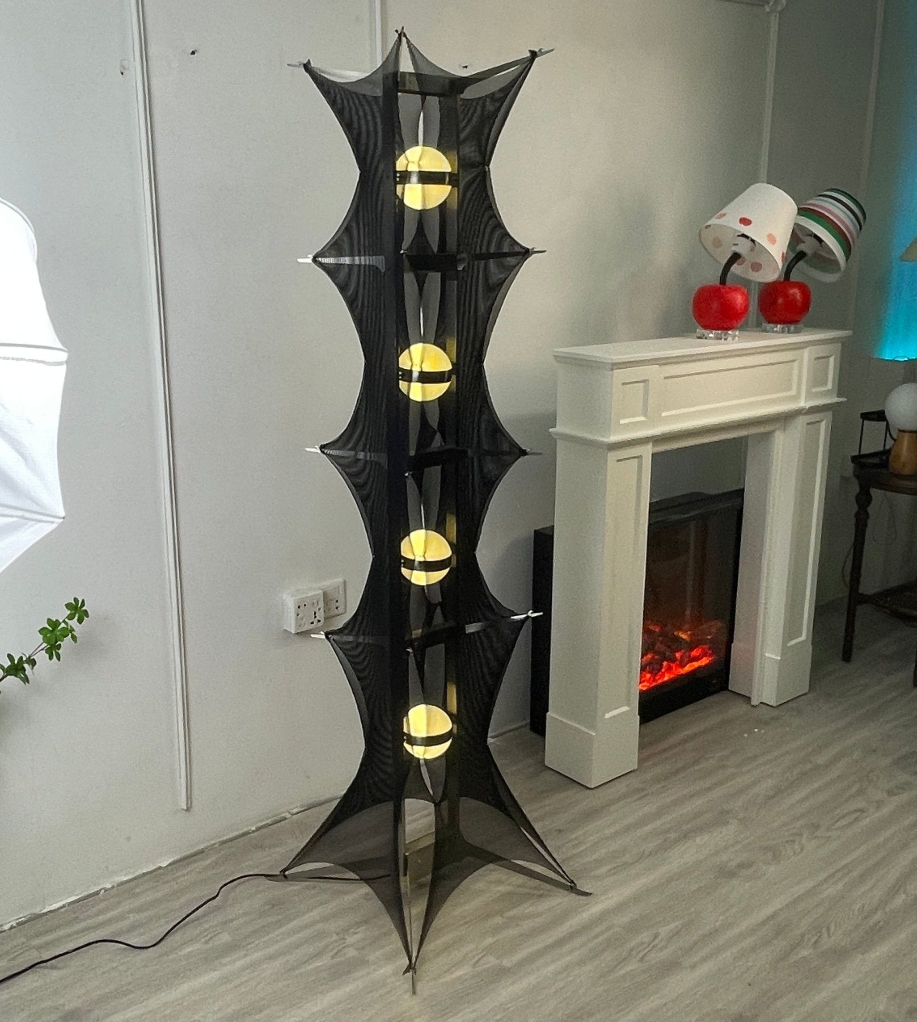 Noir Mesh Tower Floor Lamp - Vakkerlight