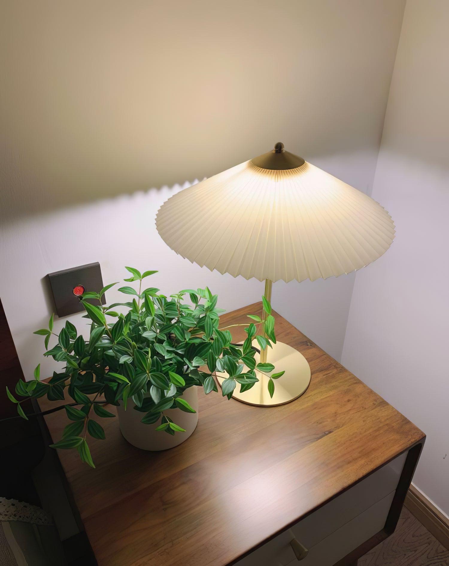 Perla Pleated Table Lamp - Vakkerlight
